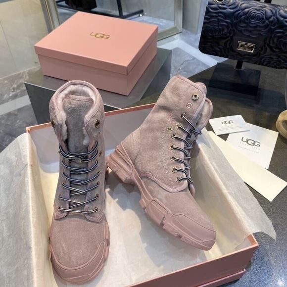 UGG BOOTS - Picture 2 of 8